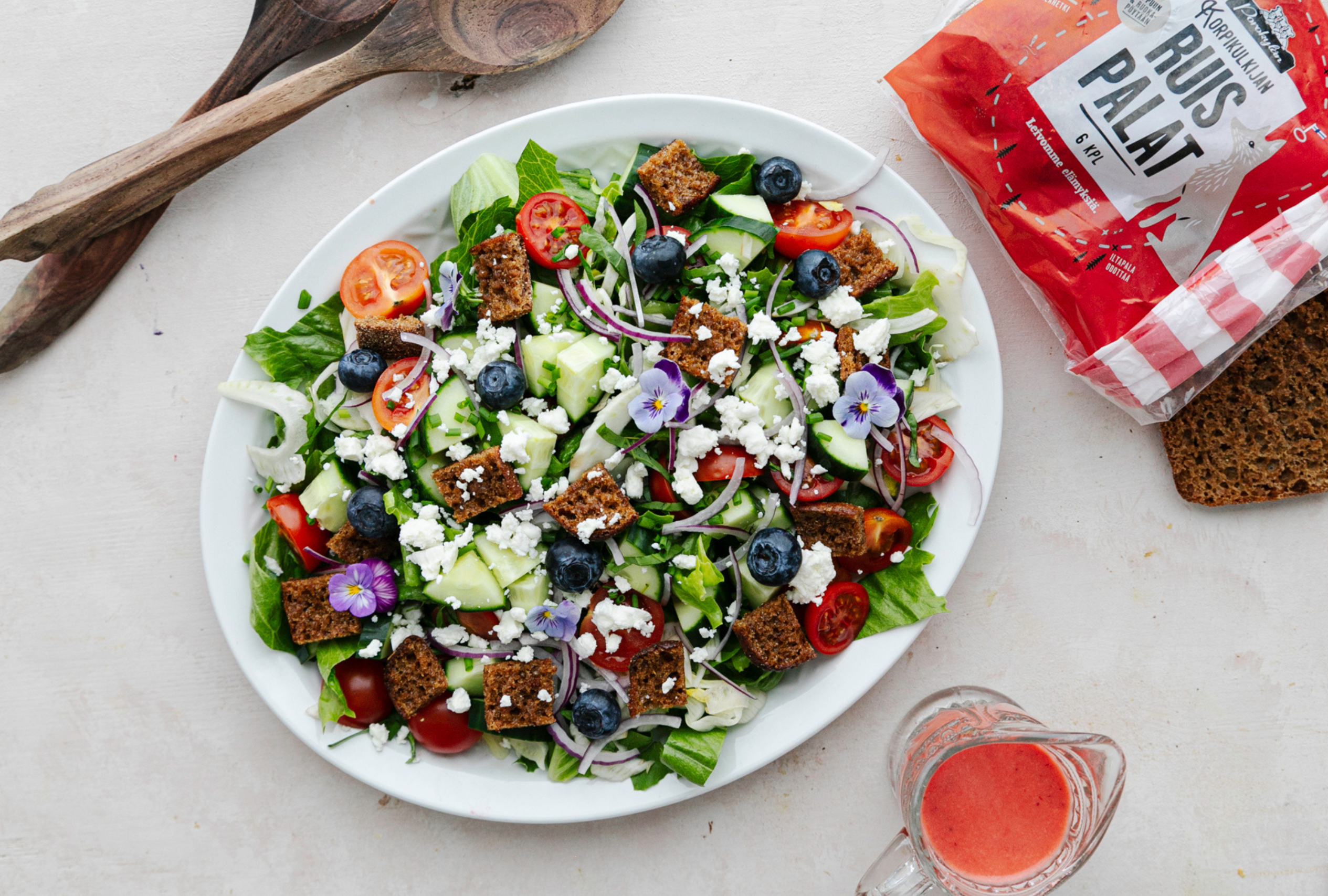 Brunssisalaatti ruiskrutongeilla ja mansikka-vinaigretella